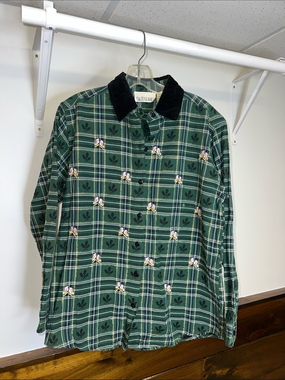 Vtg 90’s Casey & Max Green Plaid Ice Skates and Holly Holiday Button Down Top- M
